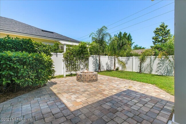 Building Photo - 1021 Seaside Dr N