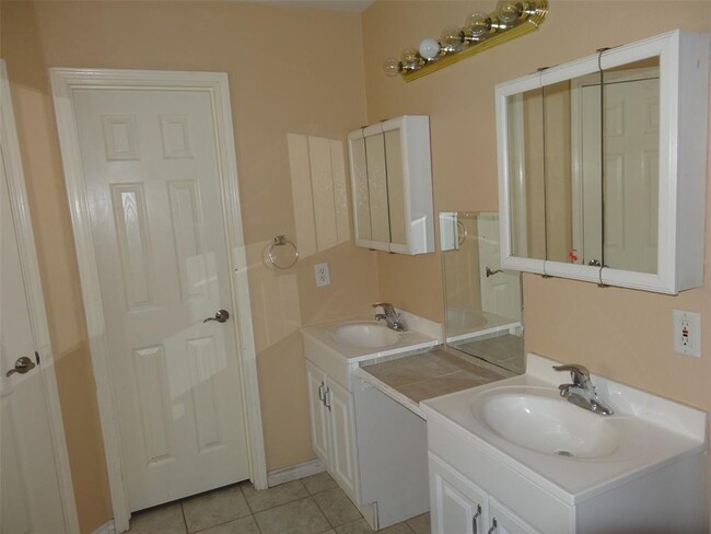 Building Photo - 34602 Lake Side Dr