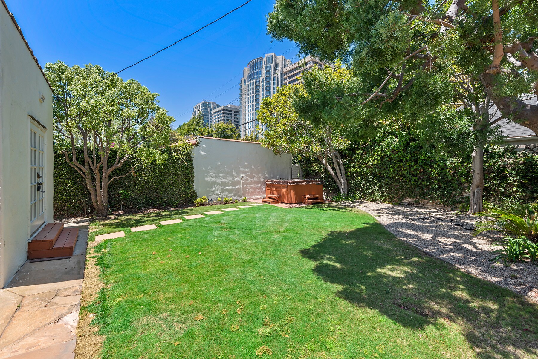 Building Photo - 10733 Wellworth Ave