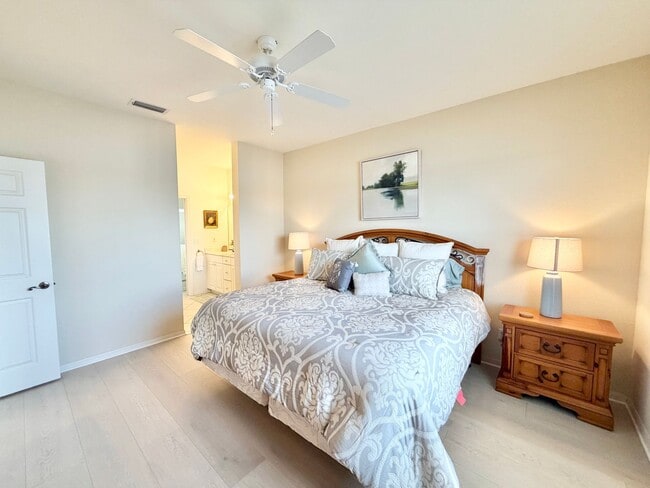 Building Photo - ** CROWN POINTE SHORES ** 2 BED + DEN / 2 BATH - GARAGE - TURNKEY FURNISHED - ANNUAL RENTAL