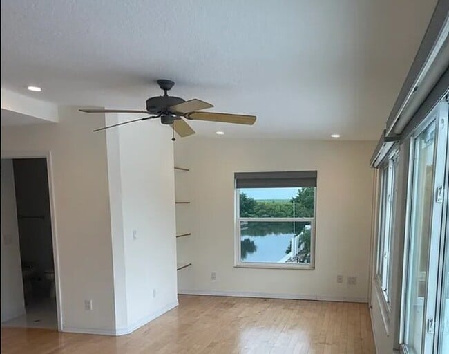 Building Photo - 8771 Bay Pointe Dr