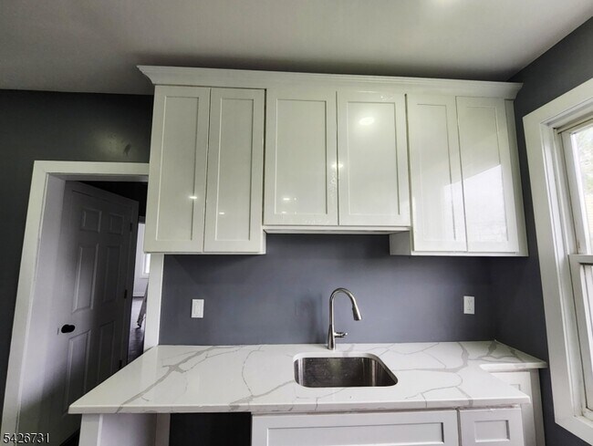 Building Photo - 49 Union Pl