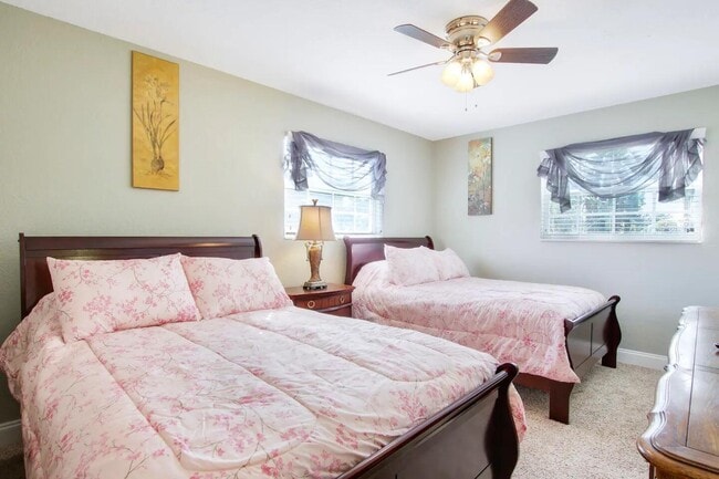 Building Photo - 19185 SE Homewood Ave