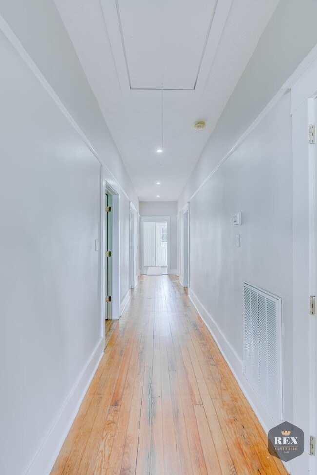 Building Photo - Central Location, Hardwood Floors, Recently Updated