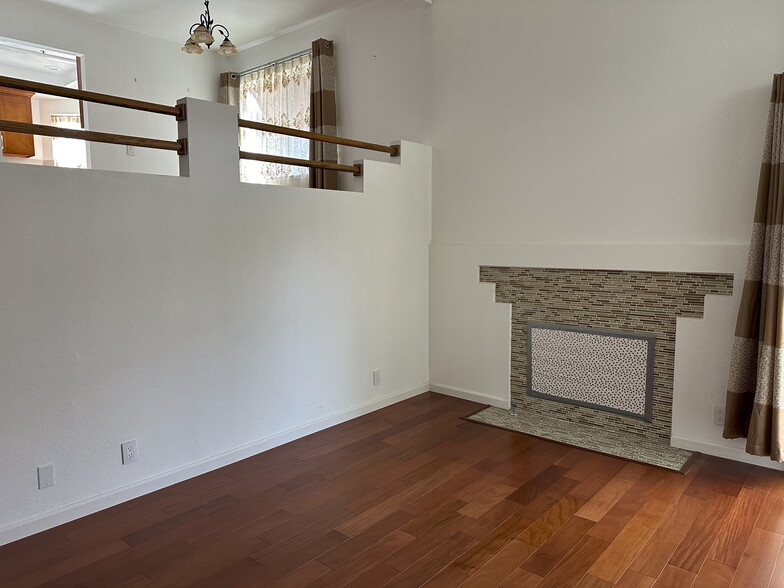 Living room - 43 E Court Ln