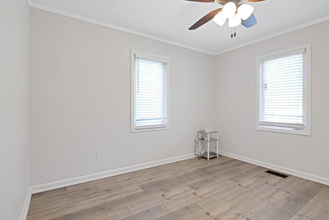 Building Photo - Spacious 5BR House on 2 acres in Chapin!