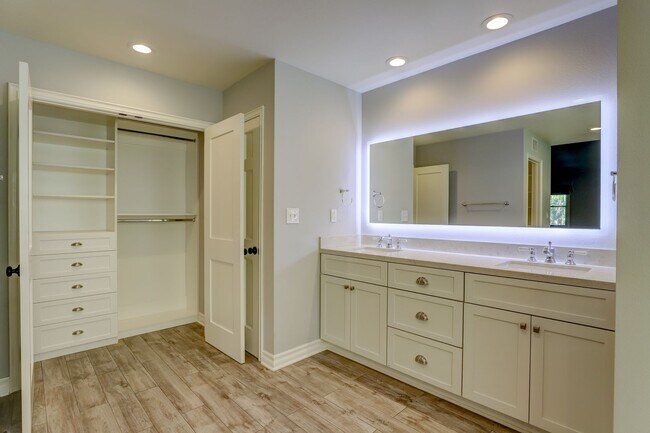 Building Photo - Gorgeous Home in Old Towne Orange