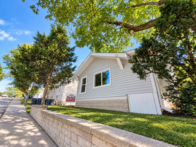 Building Photo - 211 E Cottage Grove Ave