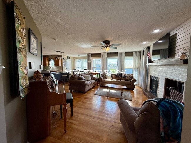 Building Photo - BEAUTIFUL TWO-STORY HOME w/POND VIEWS