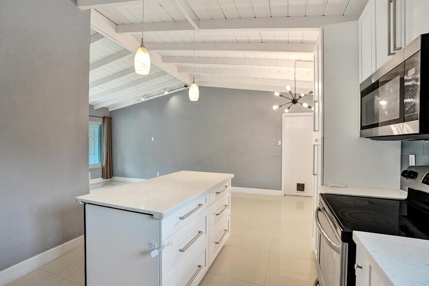 Building Photo - 4670 SW 25th Ave