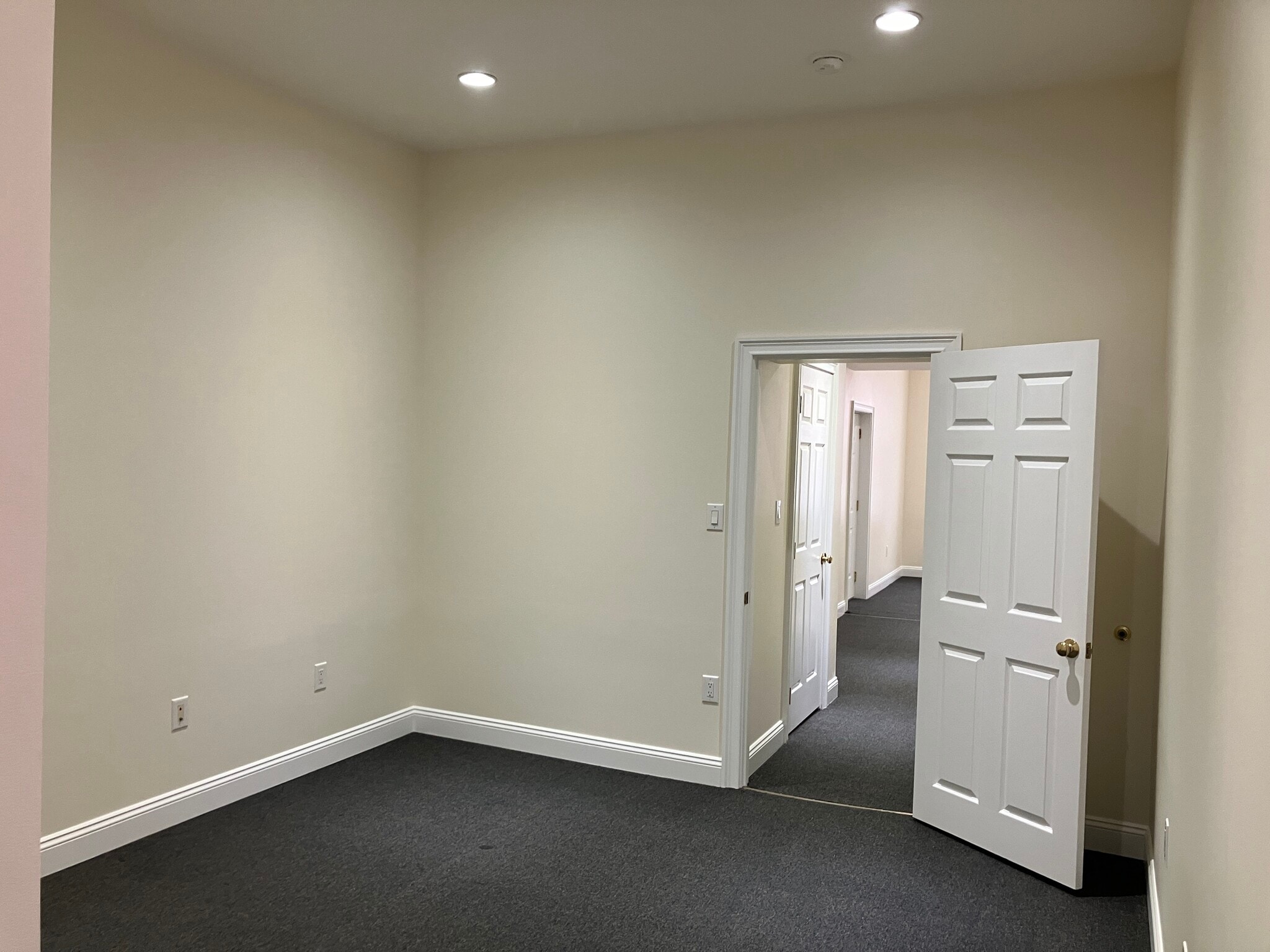 Building Photo - 507 Pine St