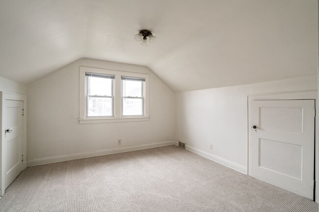 Building Photo - 3 Bedroom Single Family Home in West Allis