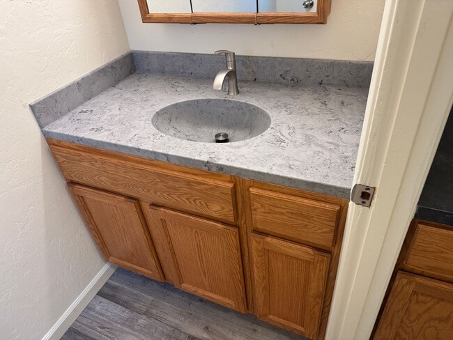 Building Photo - Beautifully updated 2 bedroom 1.5 bath duplex in Springfield!