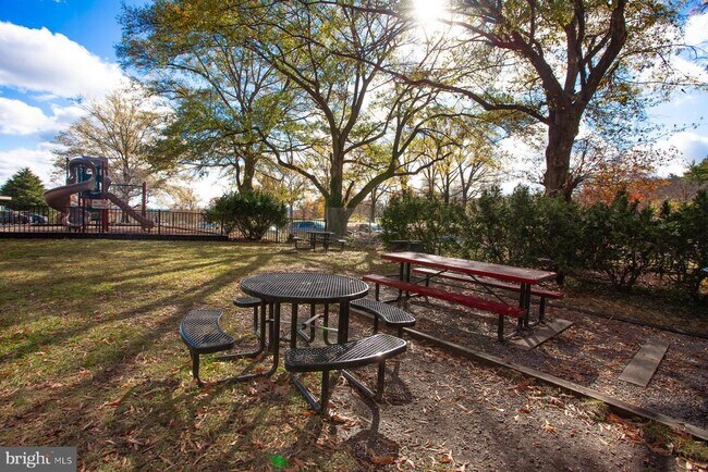 Building Photo - 1121 Arlington Blvd