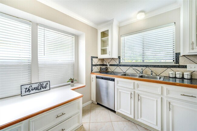Building Photo - 5255 Beaverbrook Dr