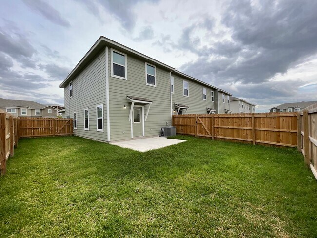 Building Photo - Town home for rent