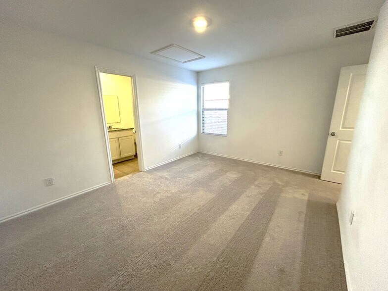 Building Photo - 3231 NW 147th Ter