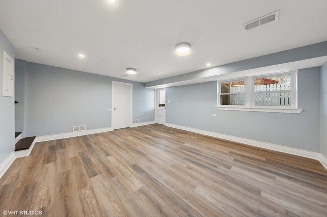 Building Photo - 910 Meadowcrest Rd
