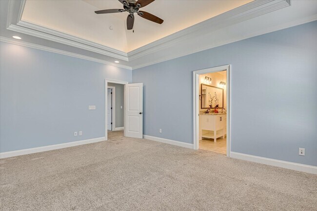 Building Photo - 3067 Rosewood Dr