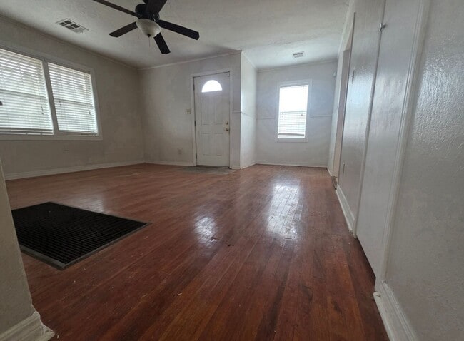 Building Photo - 2 Bedroom 1 Bath  Bonus Detached Master Bedroom