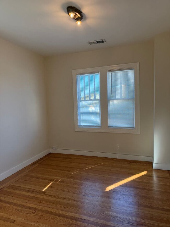 Building Photo - Beautiful Spanish townhouse with parking and in unit laundry!