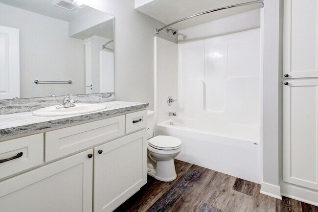 Building Photo - Spacious 2 Bed/2 Bath Condo in Prime Location