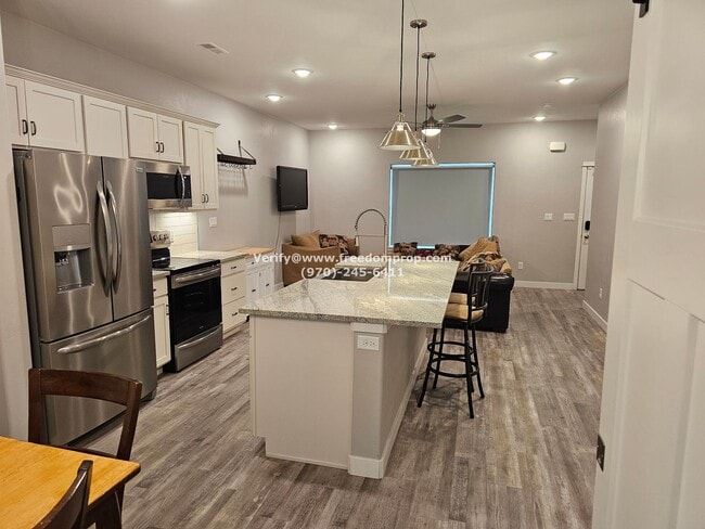 Building Photo - Beautiful Furnished 2bed 2.5 bath Townhome...