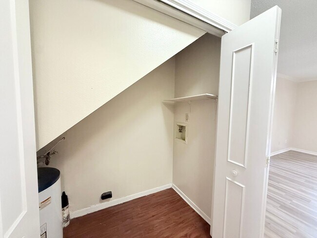 Building Photo - Spacious 2-Bedroom Townhome