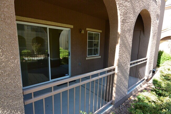 Building Photo - 1st Flr Condo 2 Bed W/Den - Gated Communit...