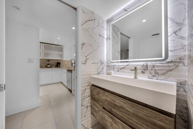 Building Photo - 1717 N Bayshore Dr