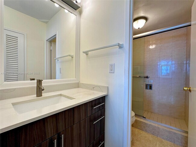 Building Photo - 2899 Collins Ave