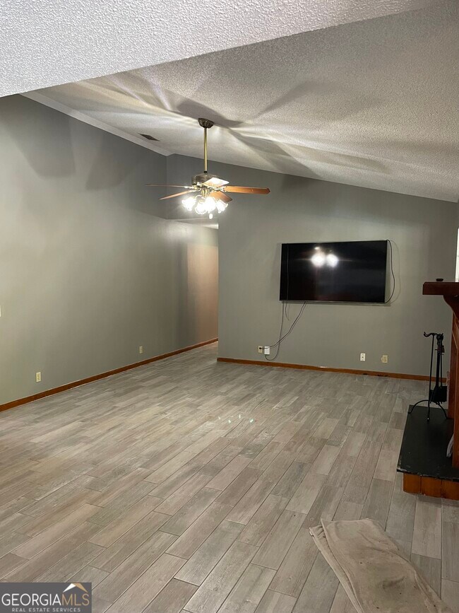 Building Photo - 211 N Woodvalley Dr