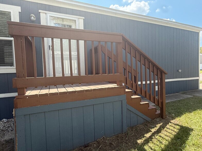 Building Photo - 210 Betty St