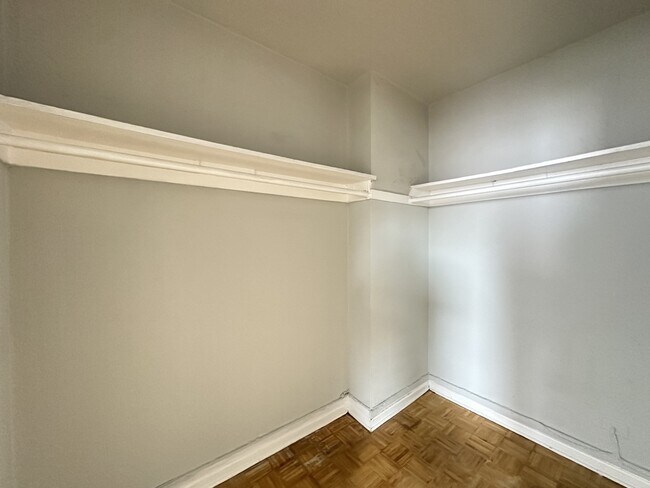 Building Photo - 716 W Belmont