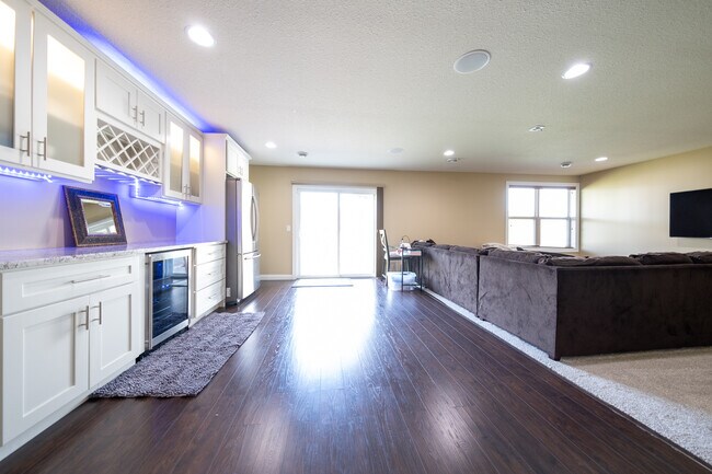 Building Photo - 5075 Jewel Ln N