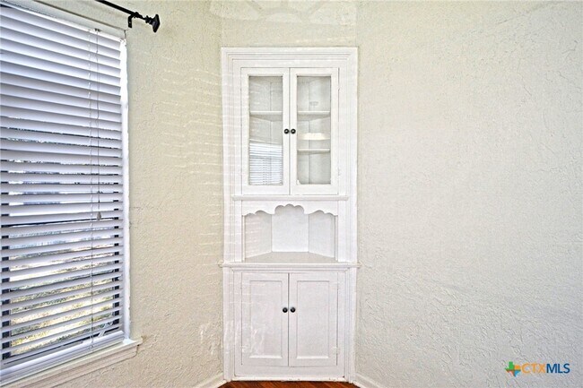 Building Photo - 268 E Mill St