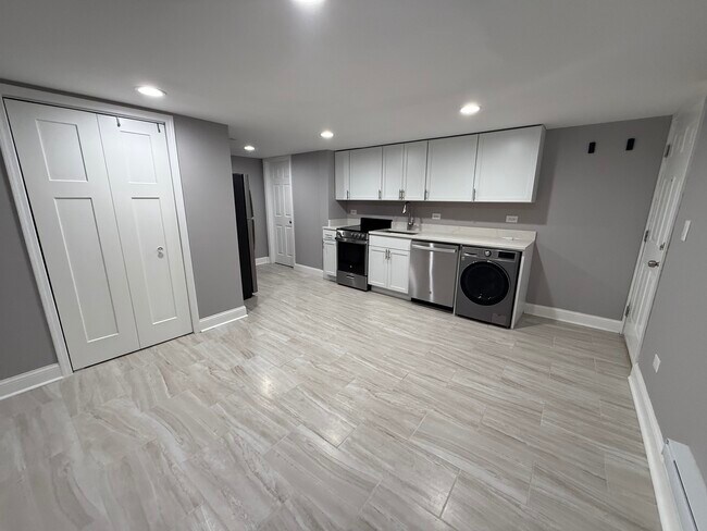 Building Photo - 6954 N Greenview Ave