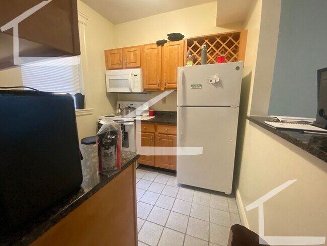 Building Photo - No Brokers Fee, No Security Deposit, centr...