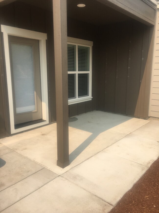 Building Photo - Beautiful Townhome in East Medford