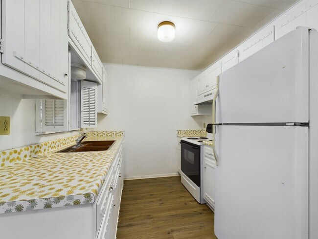 Building Photo - 100 NW Hills Dr