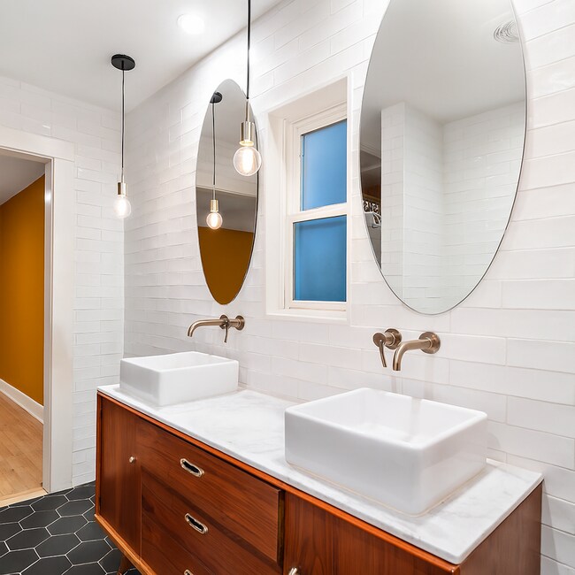 Building Photo - Charming Downtown Home!