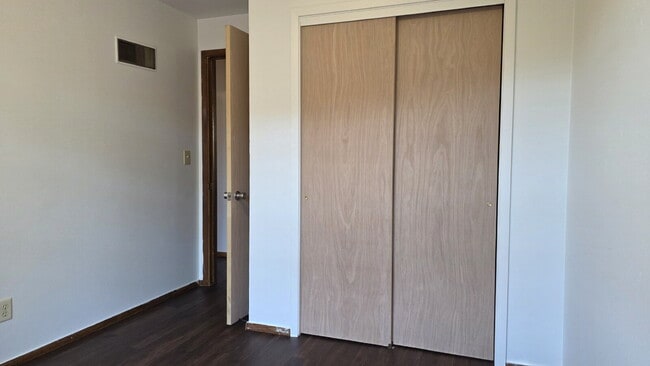 Building Photo - "3-Bed Townhouse with 1.5 Baths in Appleton!