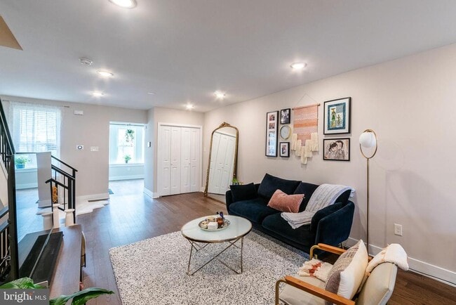 Building Photo - 4841 Larchwood Ave