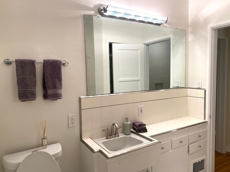 Bathroom - 1286 Devon Ave