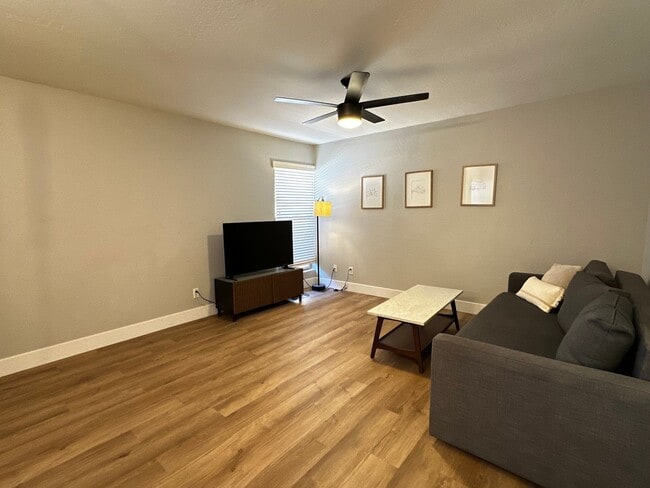 Building Photo - FULLY FURNISHED 1 BEDROOM 1 BATHROOM CONDO UPDATED HEART OF THE VALLEY