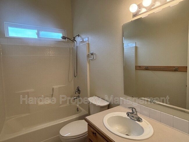 Building Photo - 2252 N Oconner Ave