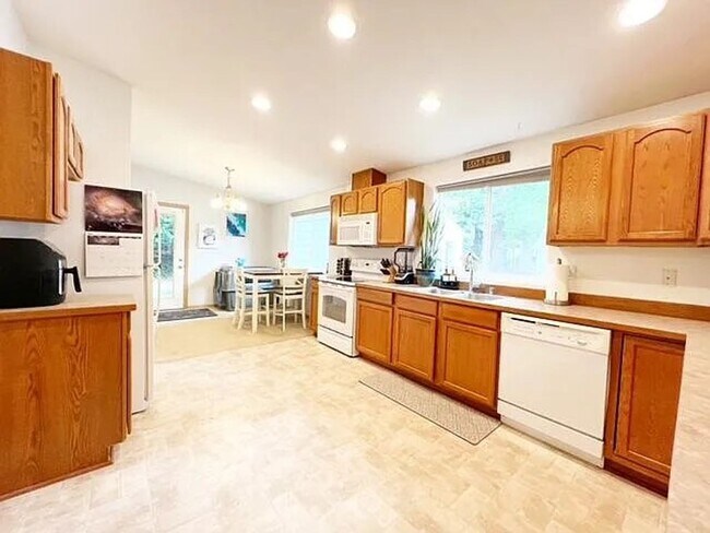 Building Photo - Spacious 3-Bed, 2-Bath Home with Garage – ...