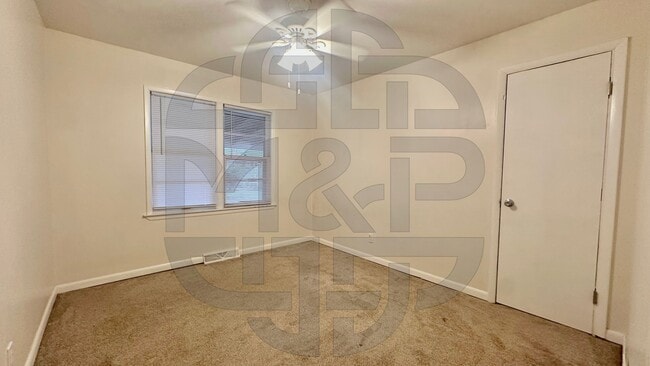 Building Photo - 3039 S Glenn Ave