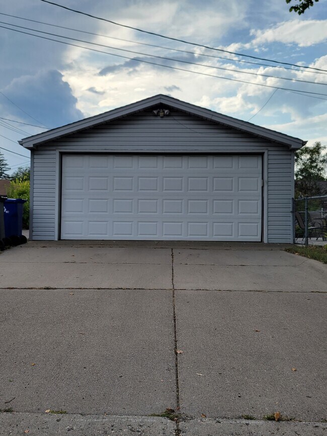 Building Photo - 1882 Sheridan Ave