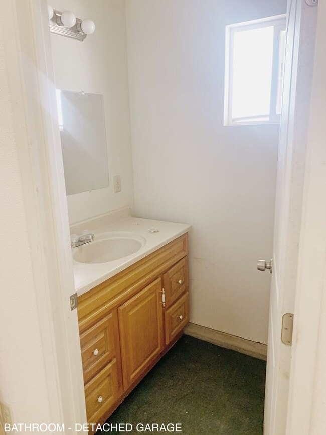 Building Photo - 3 bedroom home w/ large shop & office space!